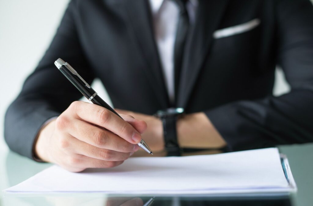 firmando un contrato para modificar una empresa